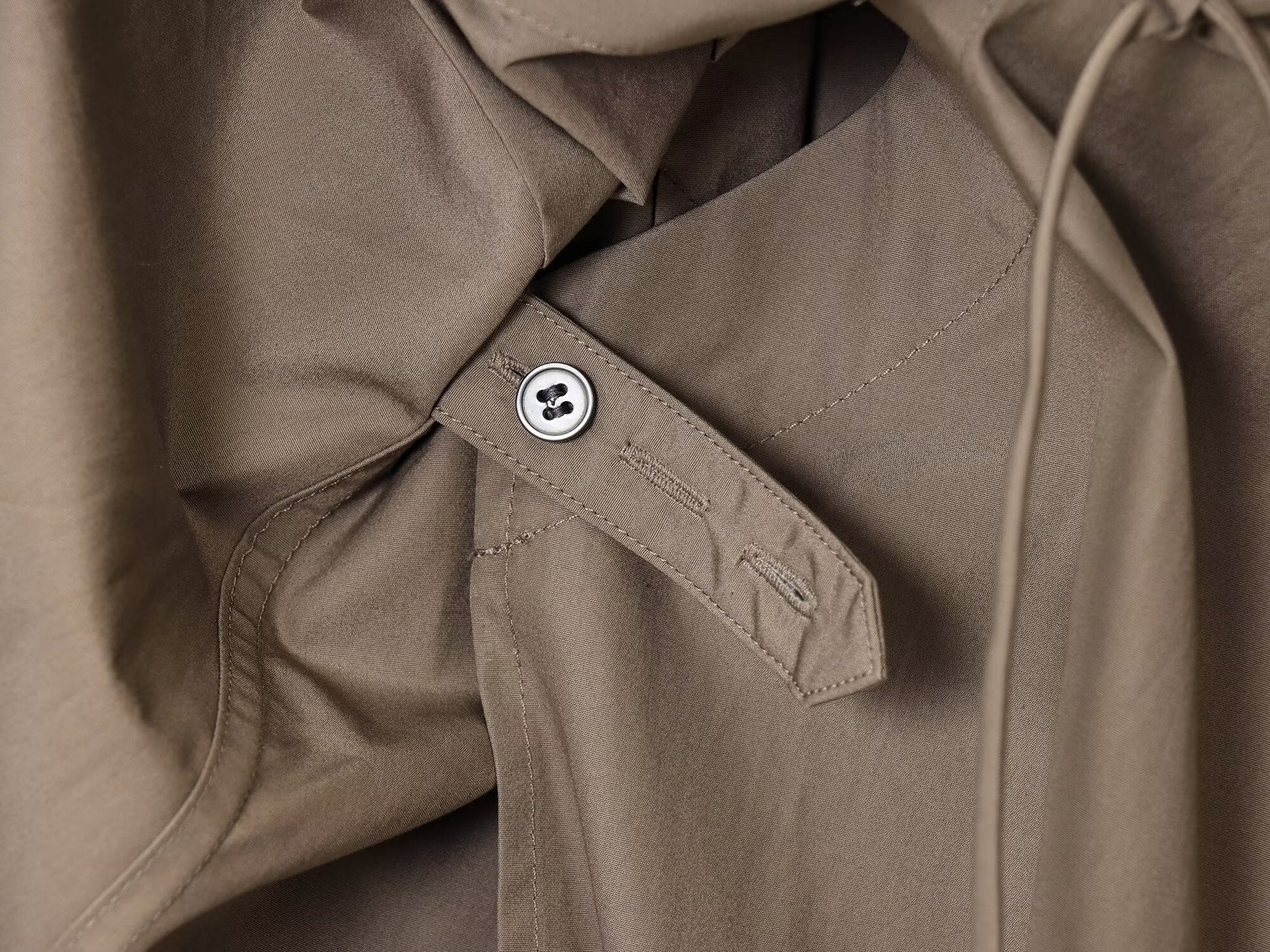 Langes asymmetrisches Hemdkleid mit Revers und langen Ärmeln