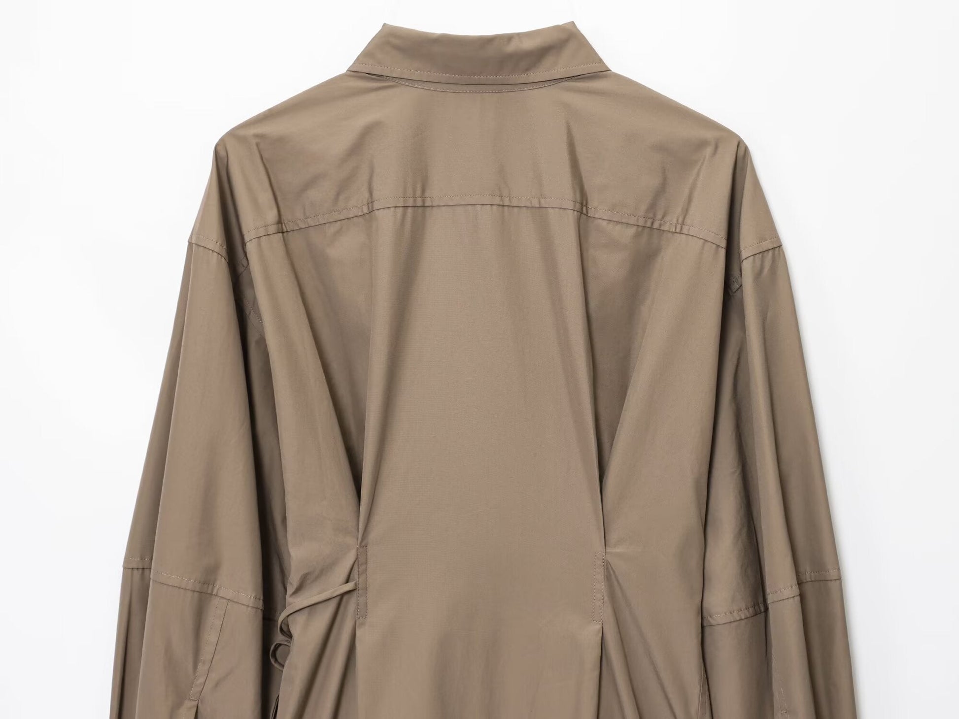 Langes asymmetrisches Hemdkleid mit Revers und langen Ärmeln