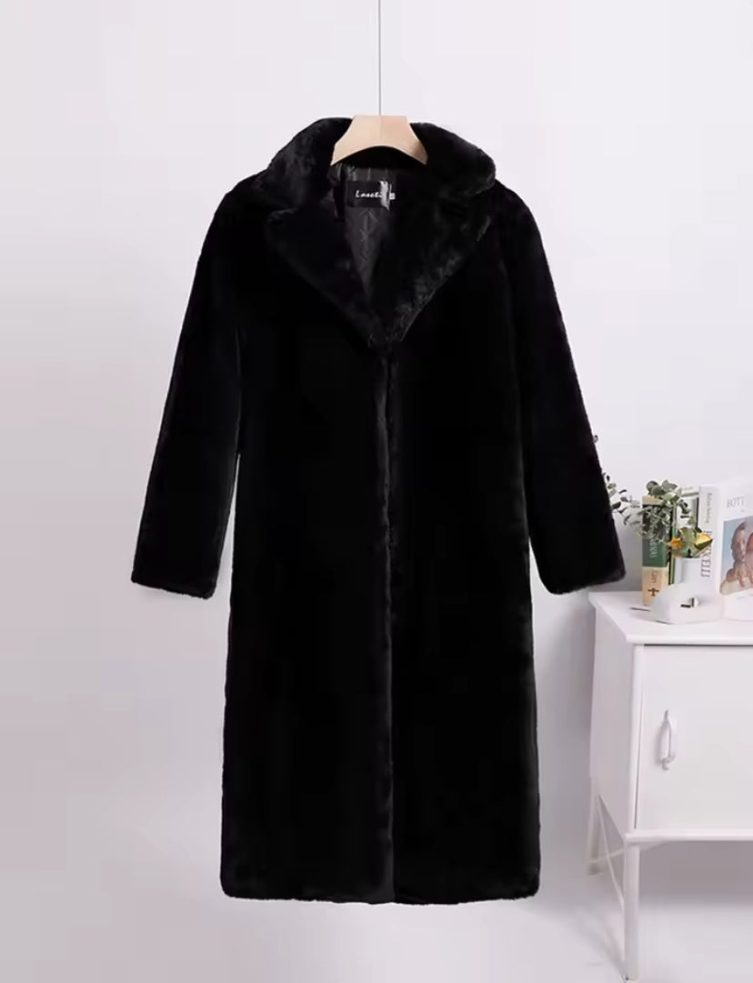 Winter Elegance – Loose Fit Velvet Coat